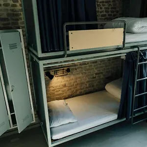 Flaneur Hostal